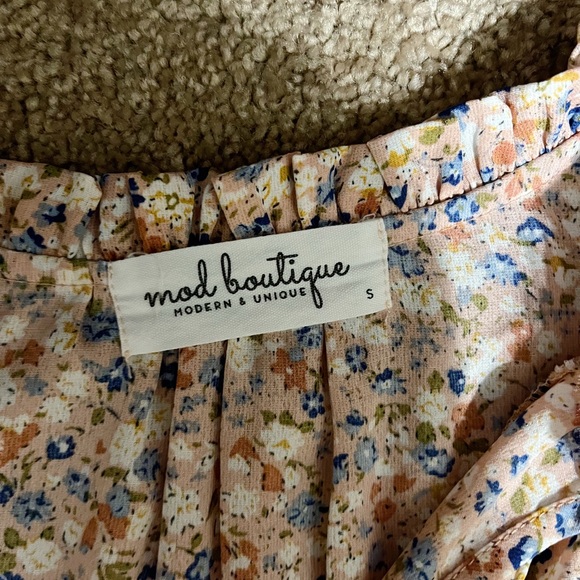 mod boutique pink floral blouse!! flowy top with buttons and very soft material - Picture 2 of 3